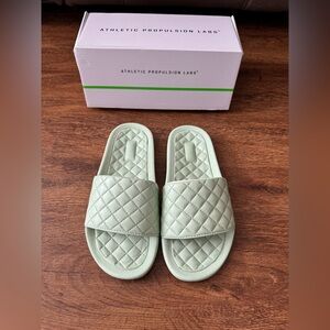 NEW APL women's lusso slide in peppermint size 6